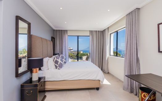 7 Bedroom luxury living – property for sale in Bloubergstrand
