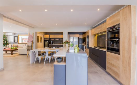 7 Bedroom luxury living – property for sale in Bloubergstrand