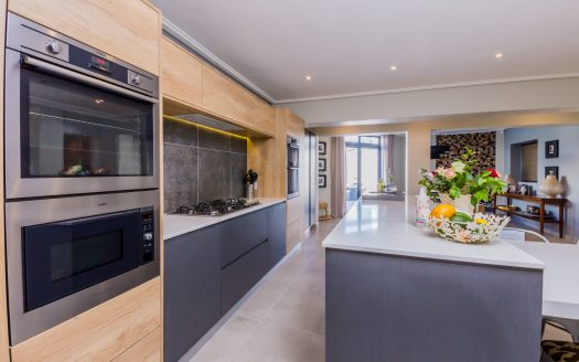7 Bedroom luxury living – property for sale in Bloubergstrand