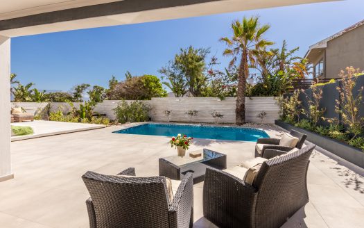 7 Bedroom luxury living – property for sale in Bloubergstrand