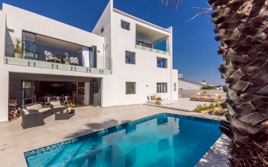 7 Bedroom luxury living – property for sale in Bloubergstrand