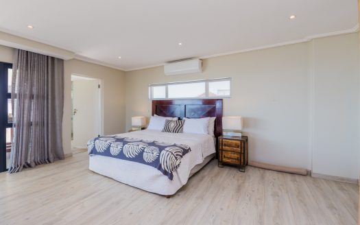 7 Bedroom luxury living – property for sale in Bloubergstrand