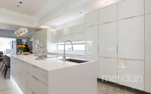 Modern Luxurious Mansion with Panoramic Views